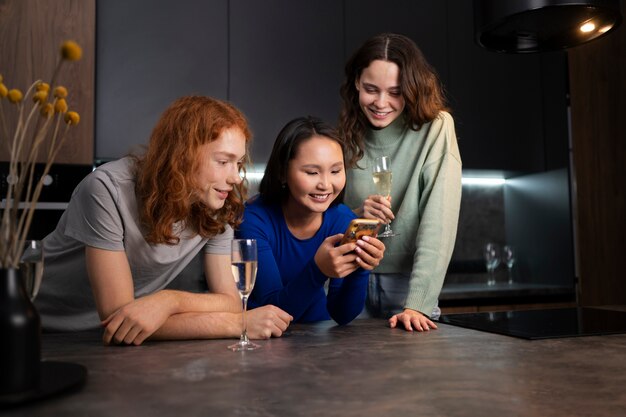 Amigos de tiro médio lendo mensagens de celular