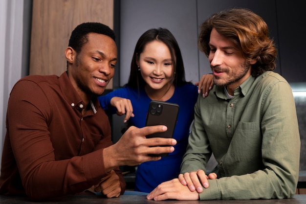 Amigos de tiro médio lendo mensagens de celular