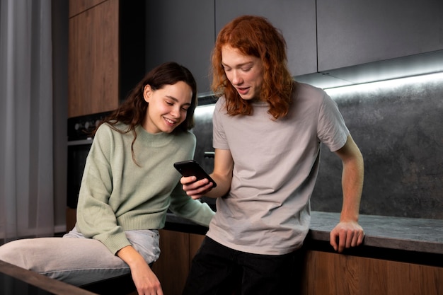 Foto grátis amigos de tiro médio lendo mensagens de celular