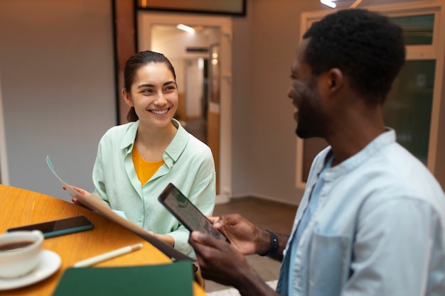 Amigos de tiro médio lendo menu no restaurante