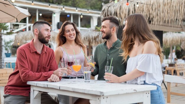 Amigos de tiro médio na mesa