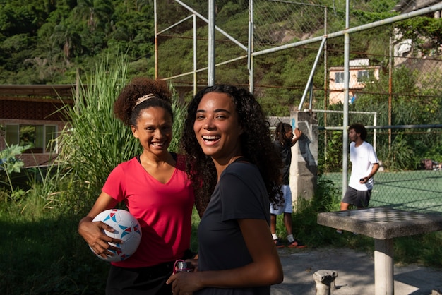 Foto grátis amigos de tiro médio no campo de futebol