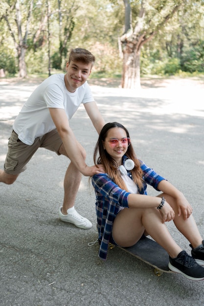 Foto grátis amigos de tiro médio posando juntos