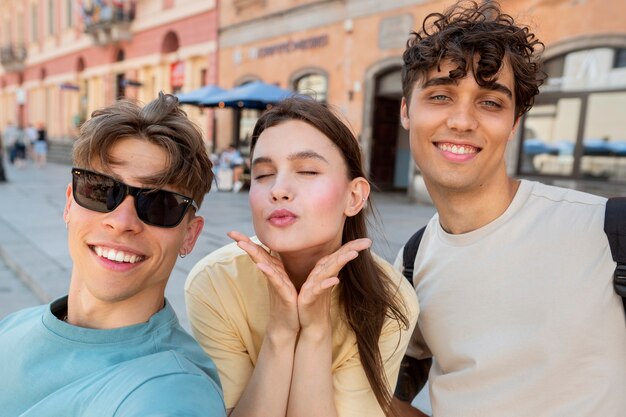 Amigos de tiro médio posando juntos