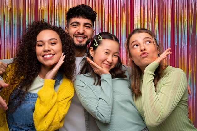 Amigos de tiro médio posando na cabine de fotos