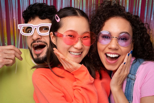 Foto grátis amigos de tiro médio posando na cabine de fotos