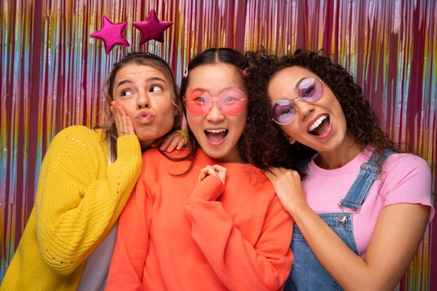 Foto grátis amigos de tiro médio posando na cabine de fotos