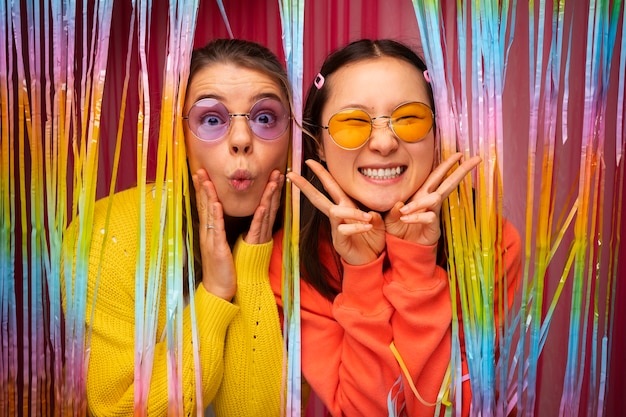 Foto grátis amigos de tiro médio posando na cabine de fotos