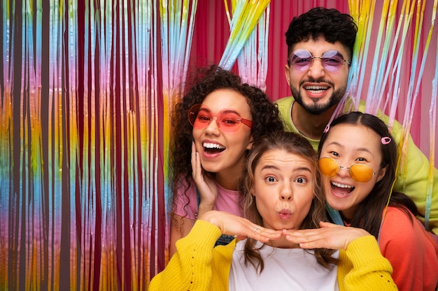 Foto grátis amigos de tiro médio posando na cabine de fotos