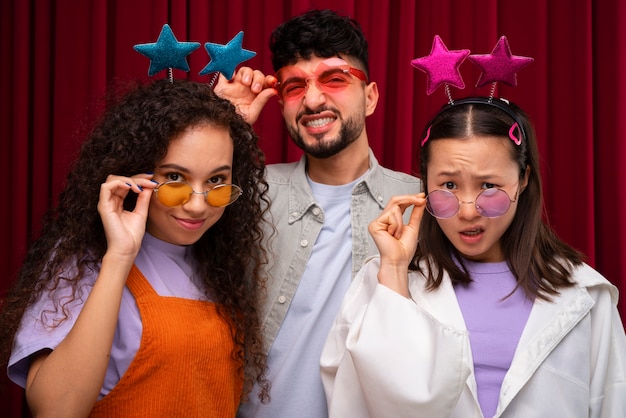 Foto grátis amigos de tiro médio posando na cabine de fotos