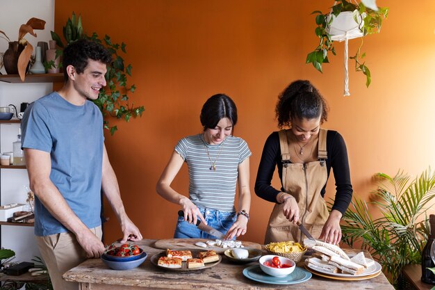 Amigos de tiro médio preparando comida