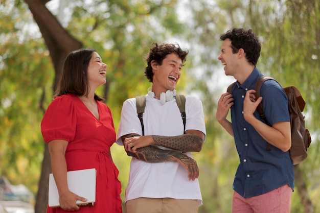 Foto grátis amigos de tiro médio rindo