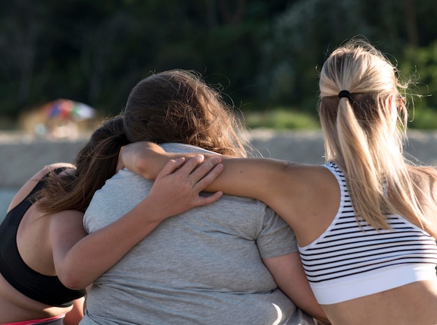 Amigos de tiro médio se abraçando