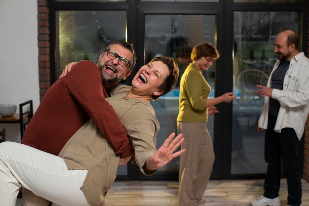 Foto grátis amigos de tiro médio se divertindo juntos