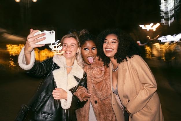 Foto grátis amigos de tiro médio se divertindo na festa