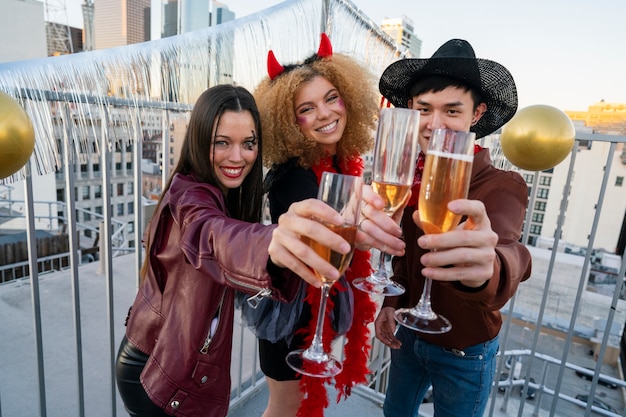 Amigos de tiro médio segurando bebidas