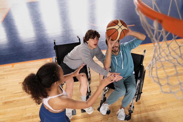 Amigos de tiro médio segurando uma bola de basquete