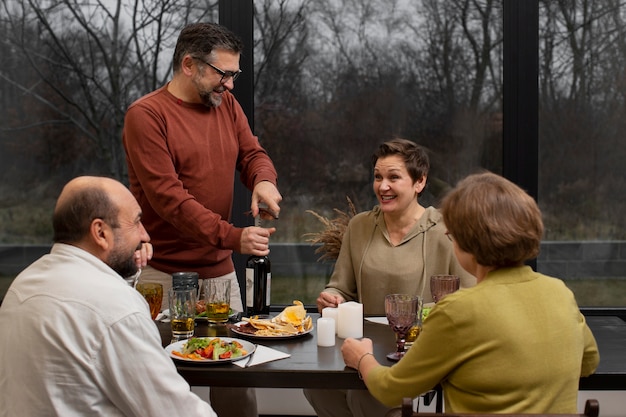 Amigos de tiro médio sentados à mesa