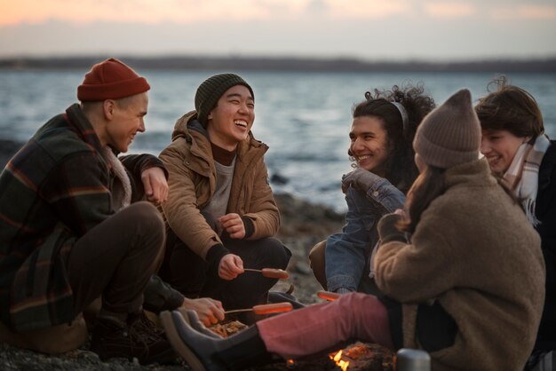 Amigos de tiro médio sentados juntos