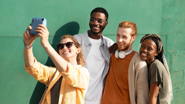 Amigos de tiro médio tirando selfie