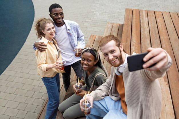 Amigos de tiro médio tirando selfie