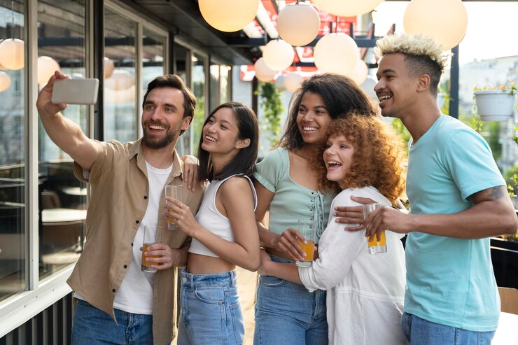 Foto grátis amigos de tiro médio tirando selfie