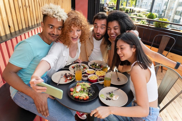 Amigos de tiro médio tirando selfie