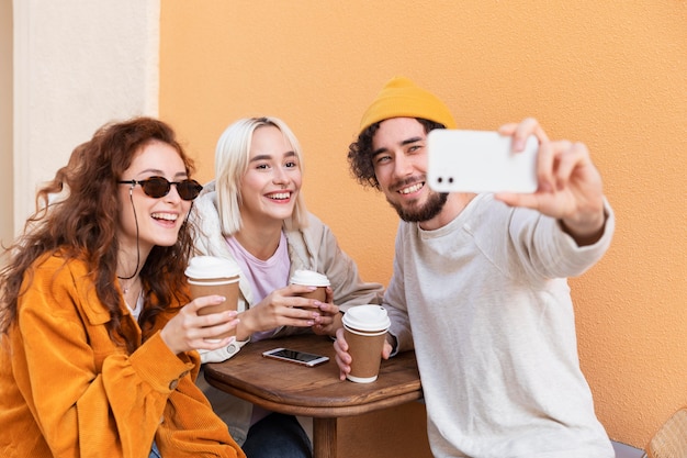 Foto grátis amigos de tiro médio tirando selfie