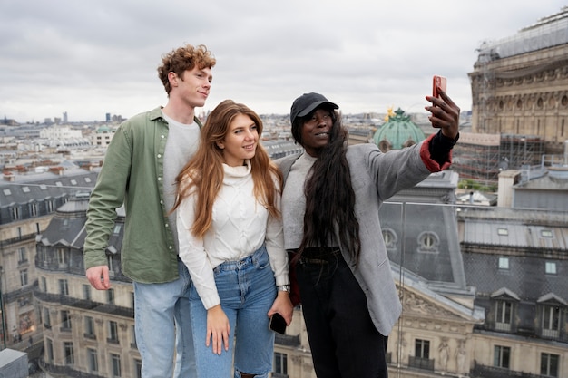 Amigos de tiro médio tirando selfie