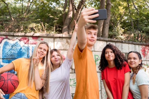 Amigos de tiro médio tirando selfies