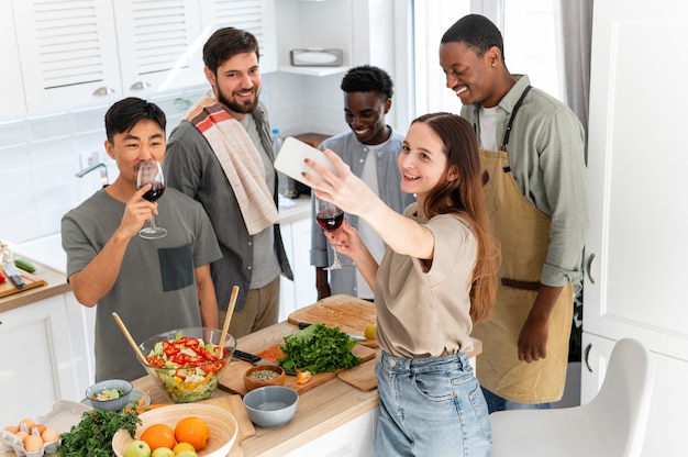 Foto grátis amigos de tiro médio tirando selfies