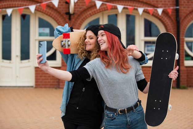 Amigos de tiro médio tomando selfie