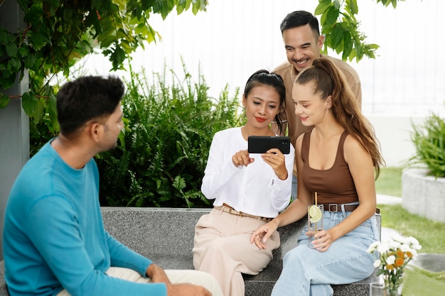 Amigos de tiro médio tomando selfie