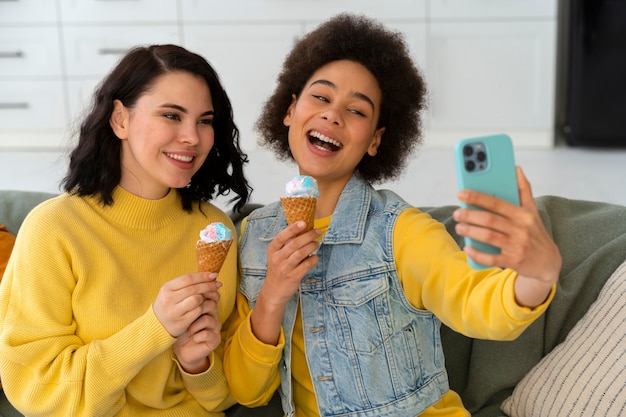 Amigos de tiro médio tomando selfie