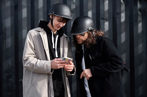 Amigos de tiro médio usando capacetes