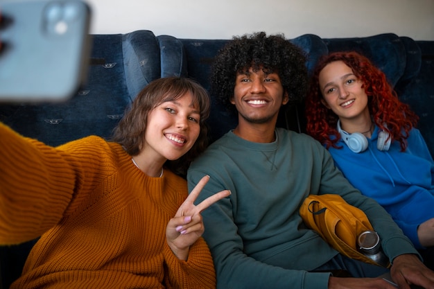 Amigos de tiro médio viajando de trem