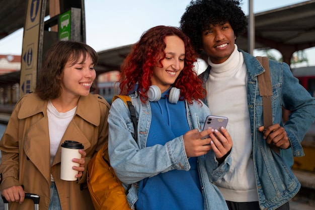 Amigos de tiro médio viajando de trem