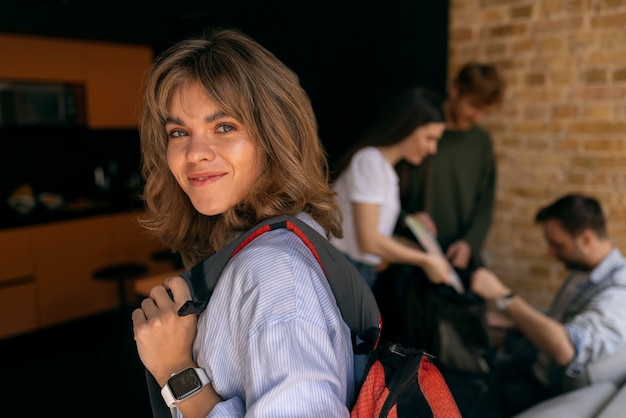 Foto grátis amigos de tiro médio viajando juntos