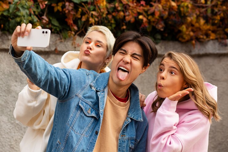Foto grátis amigos de tiros médios a tirarem selfies.