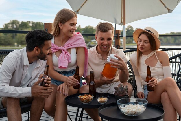 Amigos de vista frontal com delicioso kombucha ao ar livre