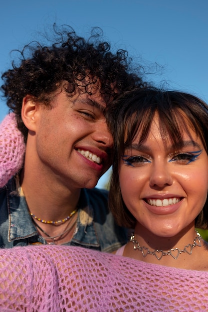 Foto grátis amigos de vista frontal com maquiagem gráfica para os olhos