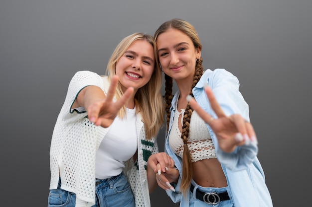 Amigos de vista frontal fazendo gestos com as mãos