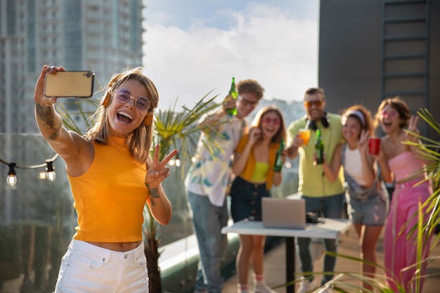 Amigos de vista frontal tomando selfie juntos