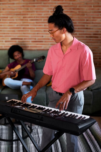 Amigos de vista lateral fazendo música