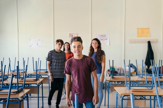 Foto grátis amigos de volta à aula