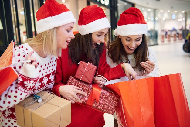 Amigos depois do Natal fazendo compras na loja