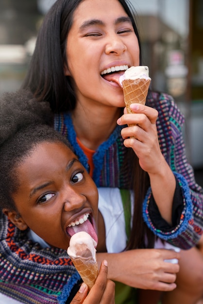 Foto grátis amigos desfrutando de sorvete juntos