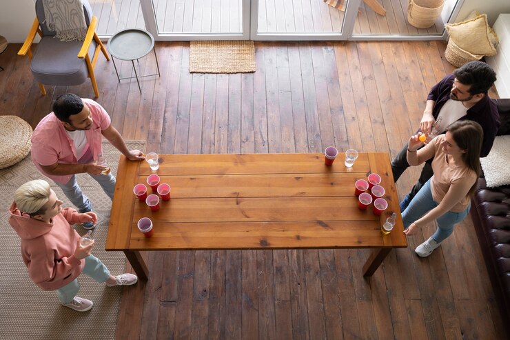 Foto grátis amigos desfrutando de um jogo de beer pong em uma festa coberta