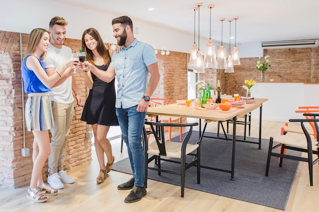 Amigos do conteúdo que gostam de fazer festa em casa