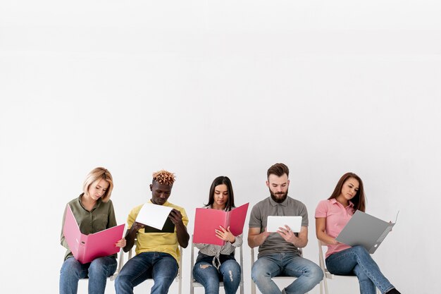 Amigos do espaço da cópia usando dispositivos eletrônicos